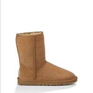 Women's NWOT Ugg Classic Short Boot Size 8 Brown